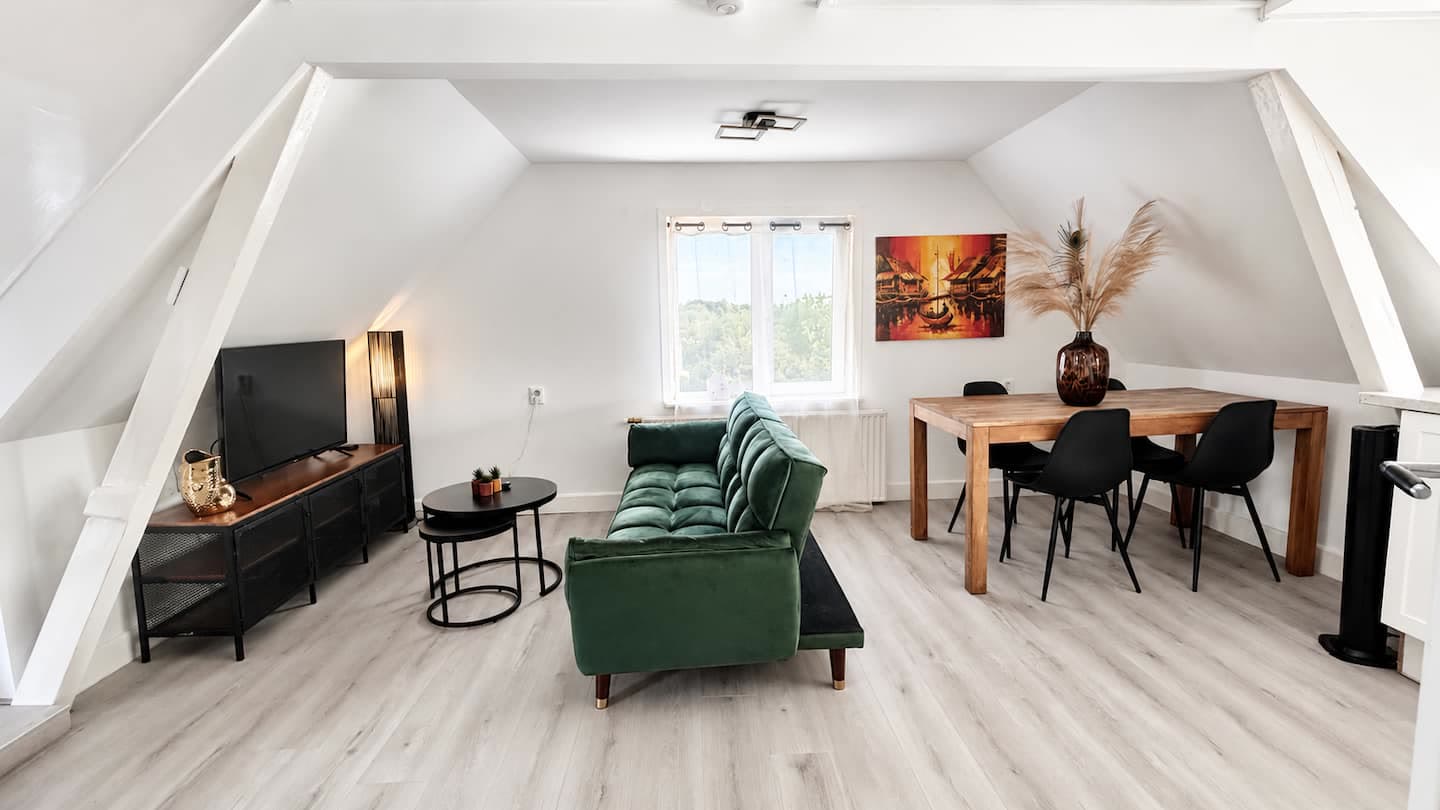 Woonkamer van het appartement aan de Vecht