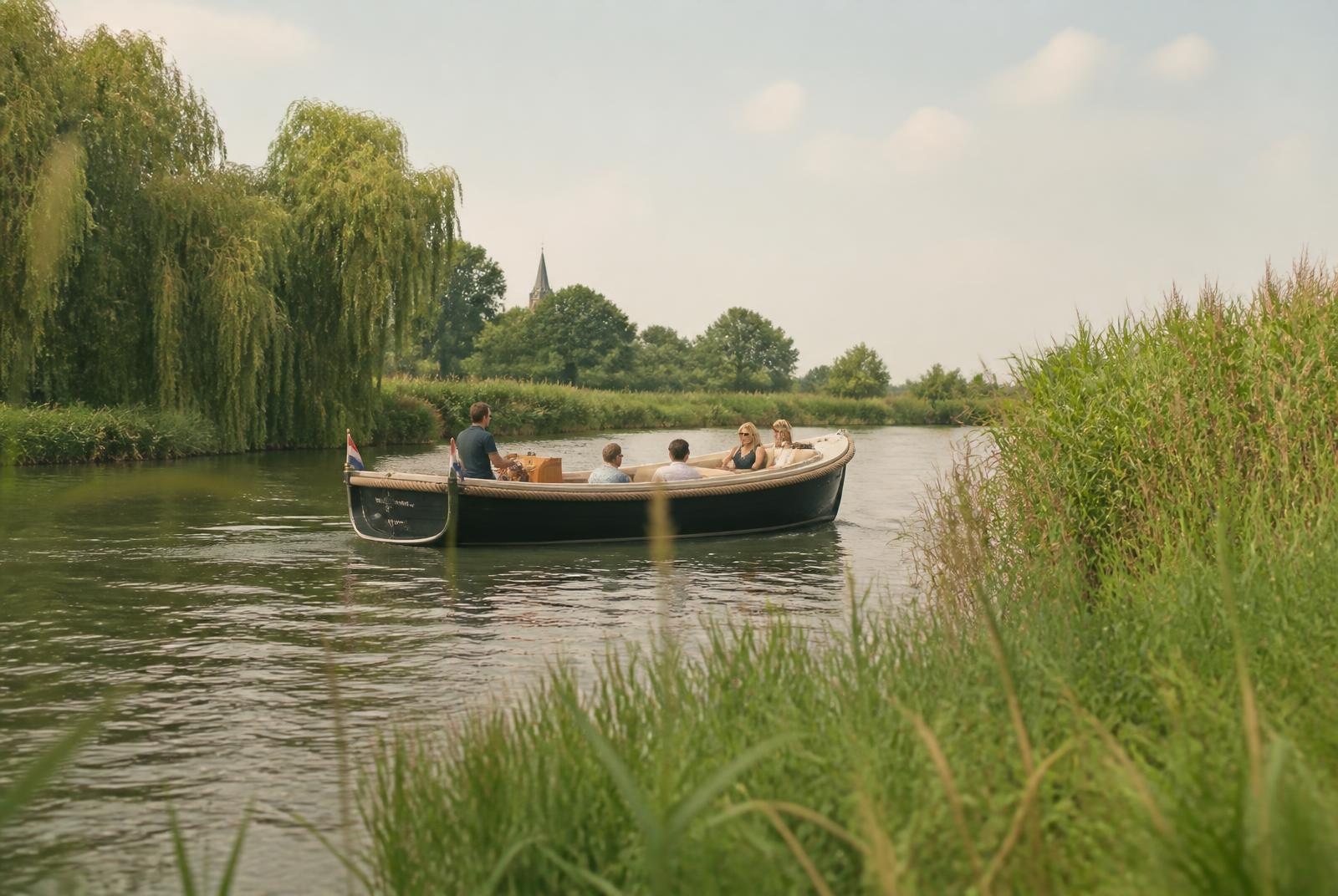 Sloep op de Vecht (sfeerbeeld — vervangbaar)