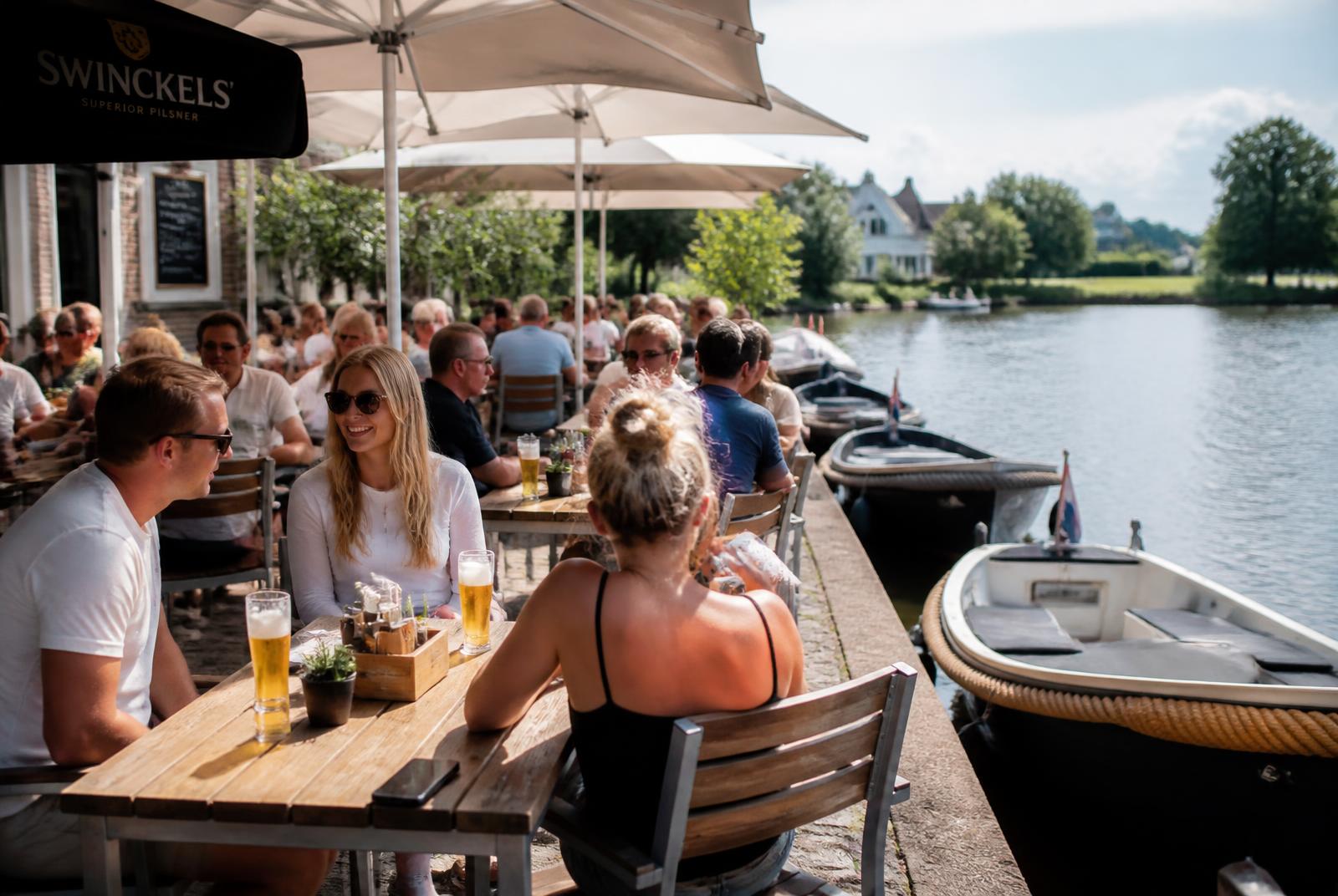 Terras van Café Vechtzicht aan het water (sfeerbeeld — vervangbaar)